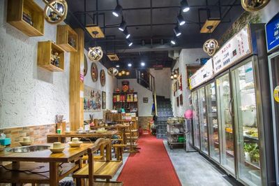 昨晚一伙人突然冲进新华西路这家店白吃白喝!老板发怒要算账…