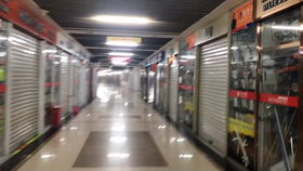 义乌国际商贸城,小商品流通大舞台,在这里有七万多个店铺,每个店铺后面都是一家工厂,这里就是创业者向往的地方