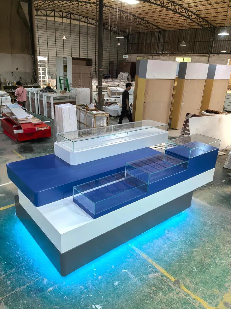 匠心定制，点亮商业空间 工厂展厅与商铺陈列柜的艺术